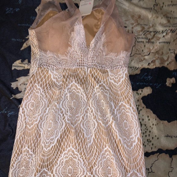 L’ATISTE Lace Dress - Picture 6 of 7
